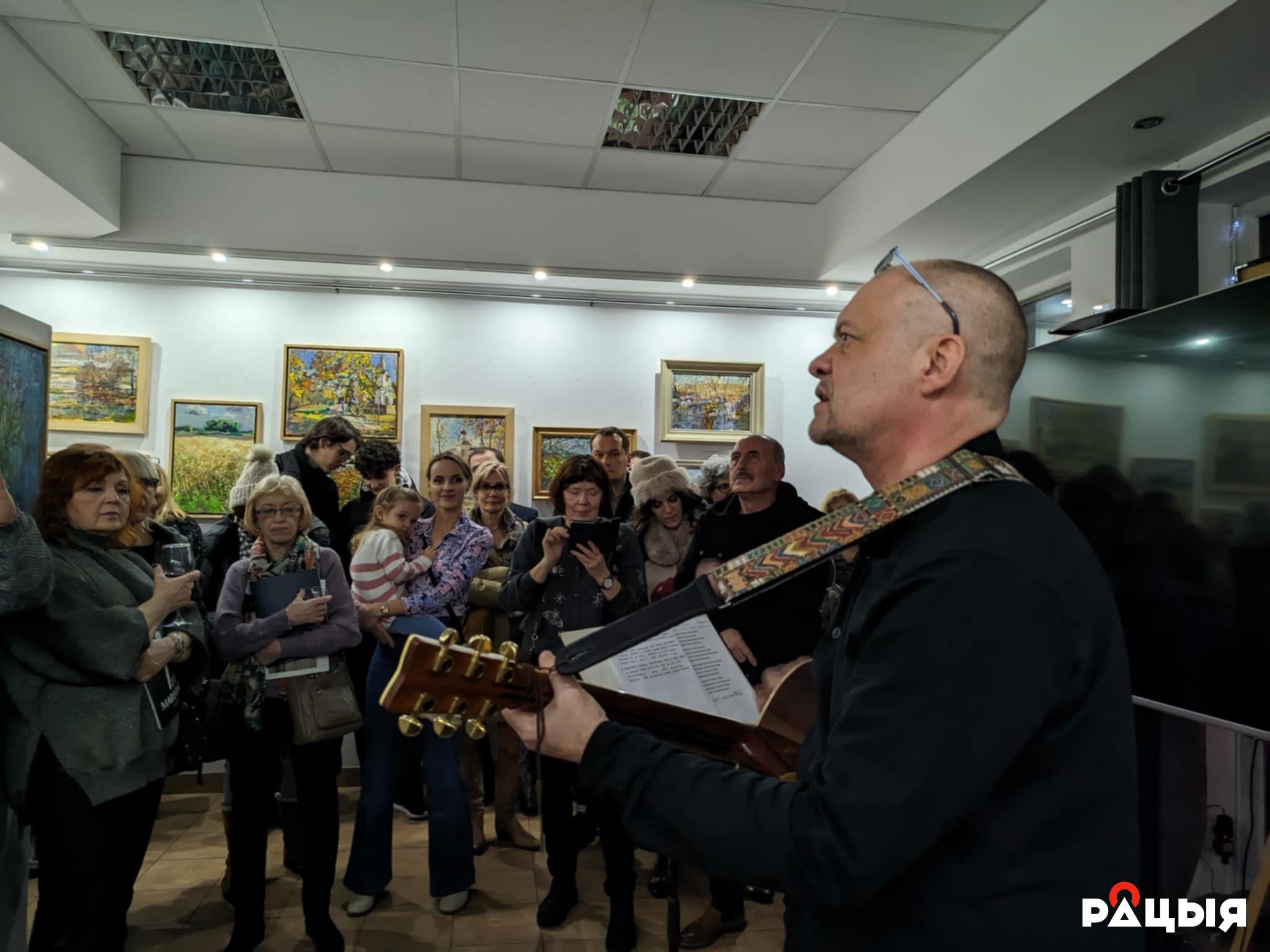 Podczas wernisażu wystawy Aleha Kabzara w białostockiej Galerii Marchand artysta wykonał też kilka swych kompozycji m.in. do wierszy Nadziei Artymowicz www.racyja.com