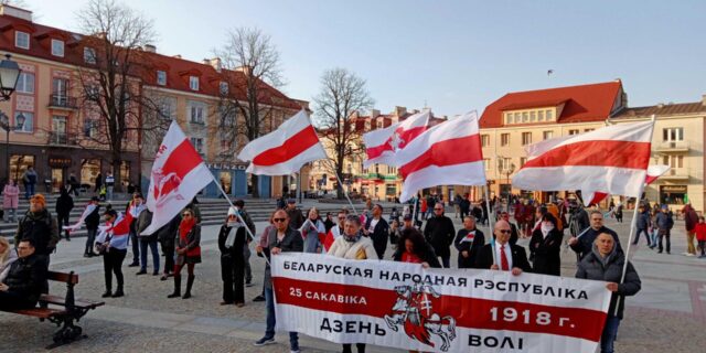 З нагоды 107-й гадавіны абвяшчэння Беларускай Народнай Рэспублікі пры гарадской Ратушы ў Беластоку 23 сакавіка прайшоў святочны мітынг і канцэрт www.racyja.com