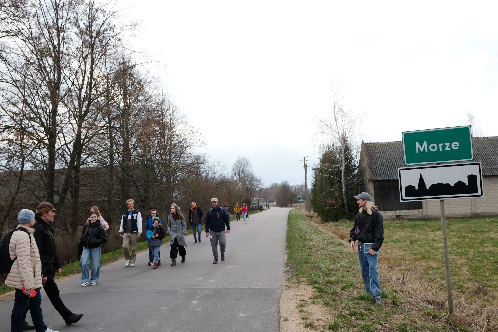 Uczestnicy wycieczki do wsi Morze, w której sto lat temu przyszedł na świat Wiktor Szwed i spoczywa na tamtejszym cmentarzu Muzeum Małej Ojczyzny w Studziwodach
