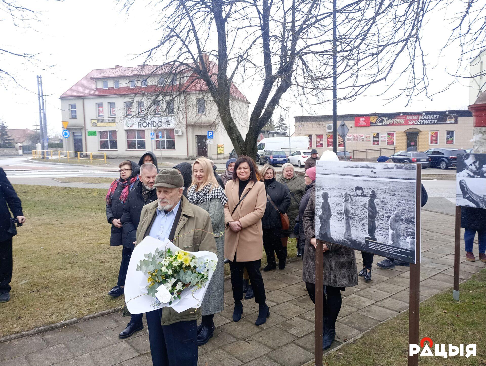 Wernisaż wystawy w parku w Zabłudowie, obrazującej twórczość niezwykłego ludowego artysty rzeźbiarza z Kaniuk Włodzimierza Naumiuka (na zdjęciu z kwiatami) z okazji jubileuszu jego 90-tych urodzin www.racyja.com