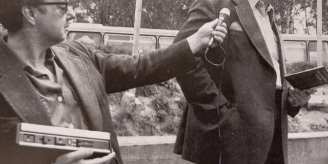 1981 r. Sokrat Janowicz w Hajnówce. Z mikrofonem Wiktor Rudczyk, redakcyjny kolega z „Niwy”. Obaj byli uwikłani w kontakty z SB Fot. archiwum „Niwy”