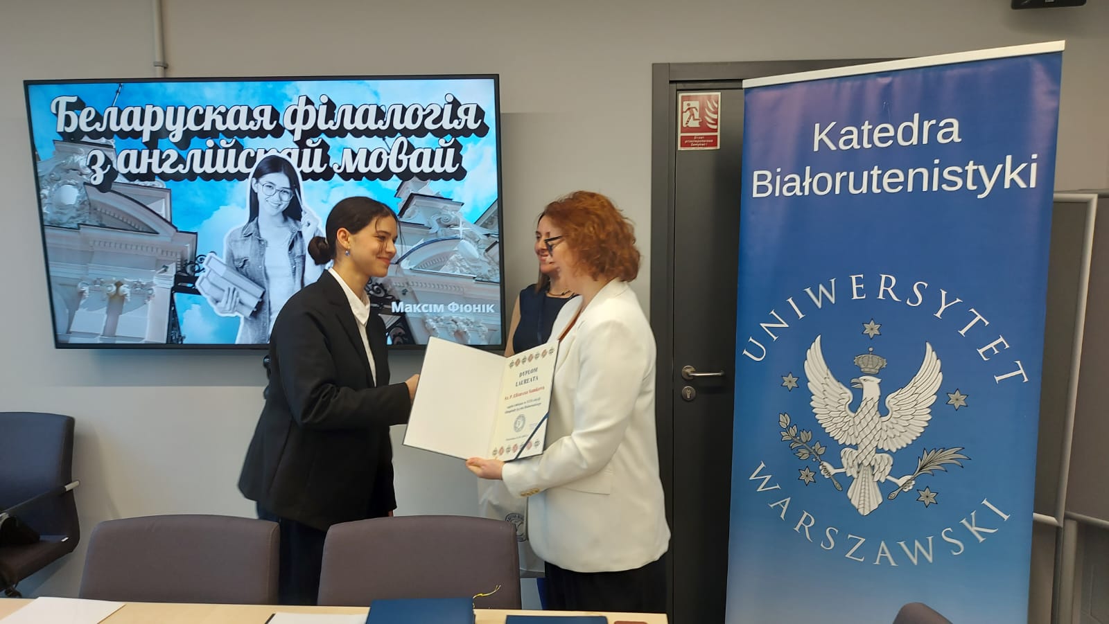 Вучаніца V Агульнаадукацыйнага ліцэя ў Беластоку Елізавета Самкова атрымлівае дыплом лаўрэата сёлетняй Алімпіяды Беларускай Мовы https://vlo.bialystok.pl