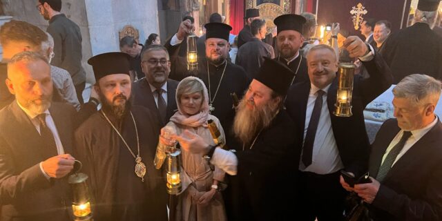 Delegacja z Podlasia ze Świętym Ogniem w bazylice Grobu Pańskiego w Jerozolimie. Pierwszy z lewej Igor Łukaszuk z bp. Pawłem