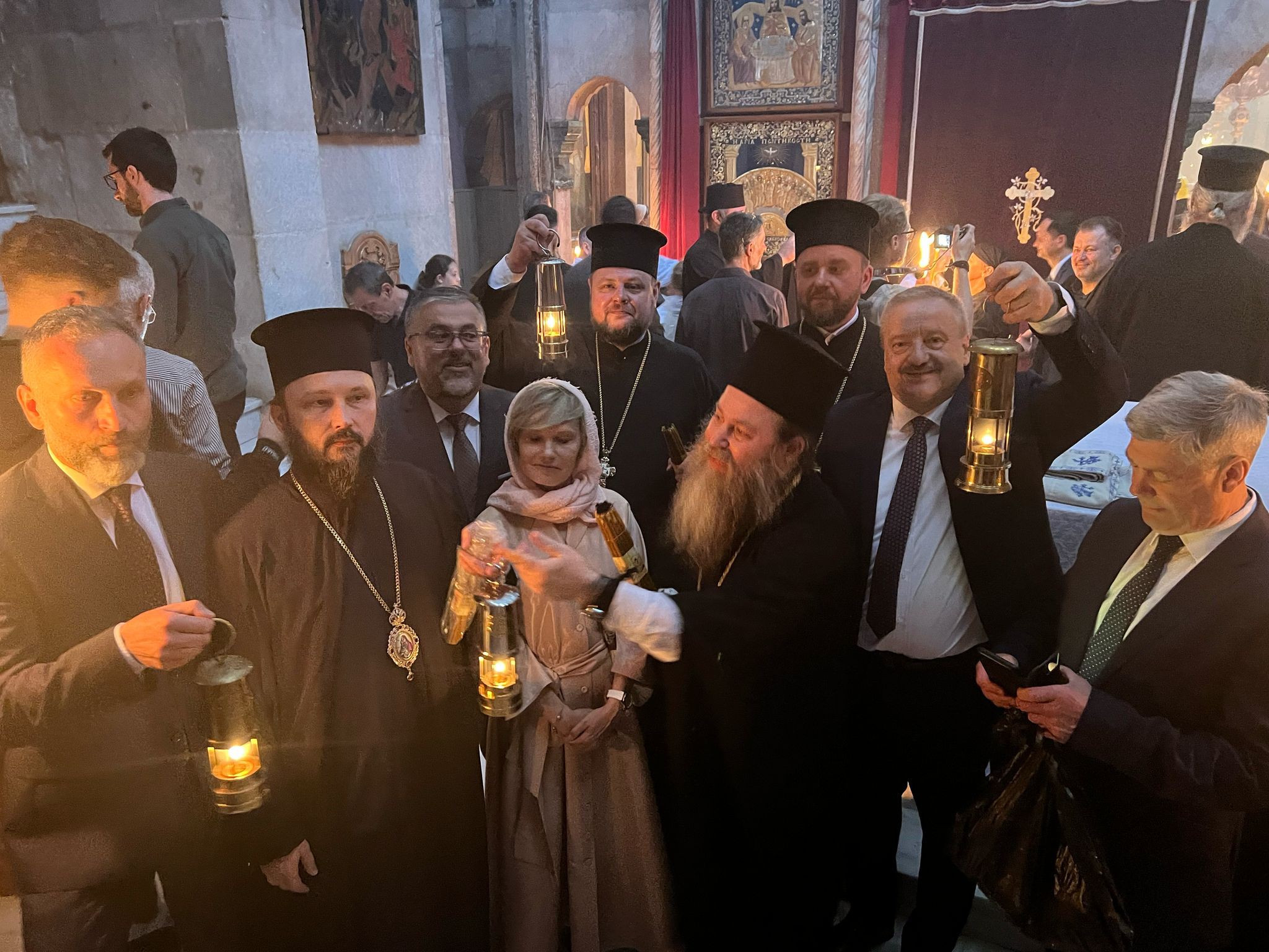 Delegacja z Podlasia ze Świętym Ogniem w bazylice Grobu Pańskiego w Jerozolimie. Pierwszy z lewej Igor Łukaszuk z bp. Pawłem