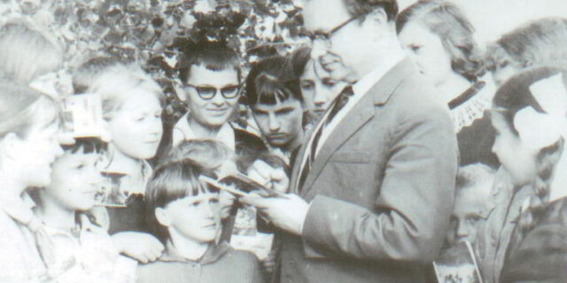 Віктар Швед на сустрэчы са школьнай моладдзю вёскі Іванкі, 1960-я гады Фота з архіва тыднёвіка „Ніва”