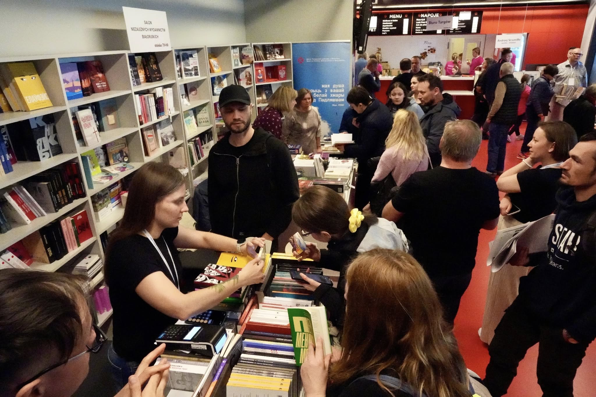 Stoisko Salonu Niezależnych Wydawnictw Białoruskich podczas kwietniowych Targów Książki w Białymstoku Fot. Michał Grześ / CKBwB