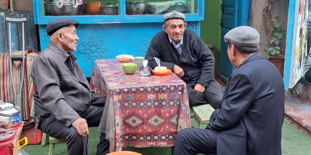 Starsi mężczyźni w centrum Kaszgaru