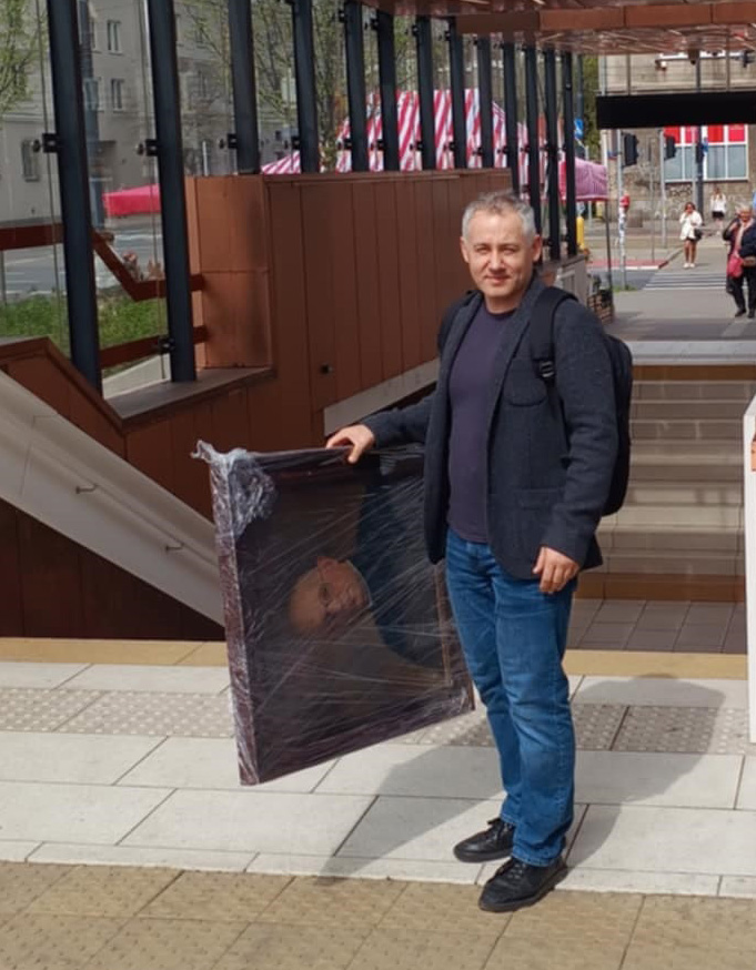 Ілля Андрэеў з набытым на аўкцыёне партрэтам