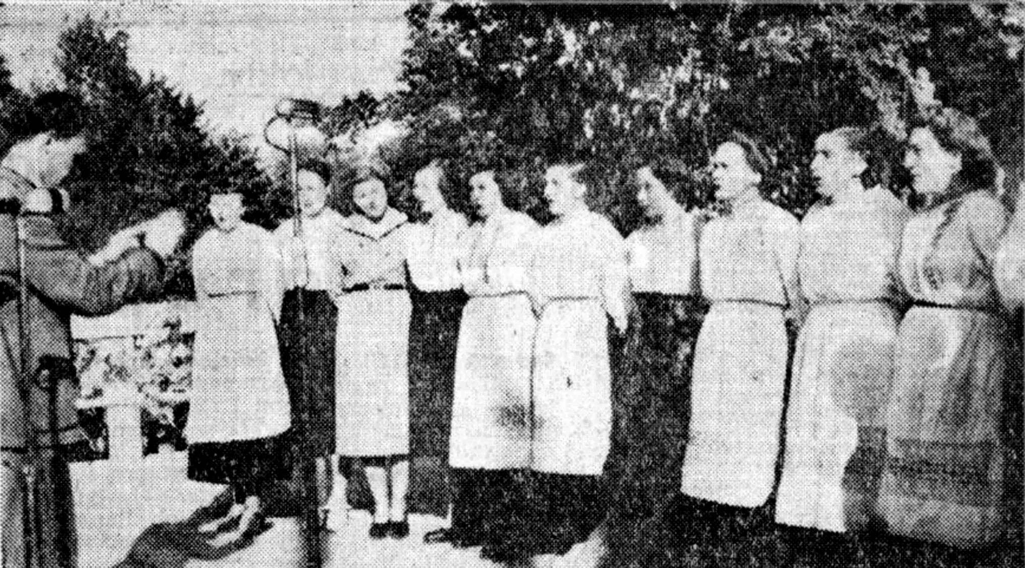 Na festynie w 1955 r. wystąpił m.in. chór z Białowieży pod kierunkiem Wiktora Waszkiewicza. Źródło: „Gazeta Białostocka” nr 238/1955.