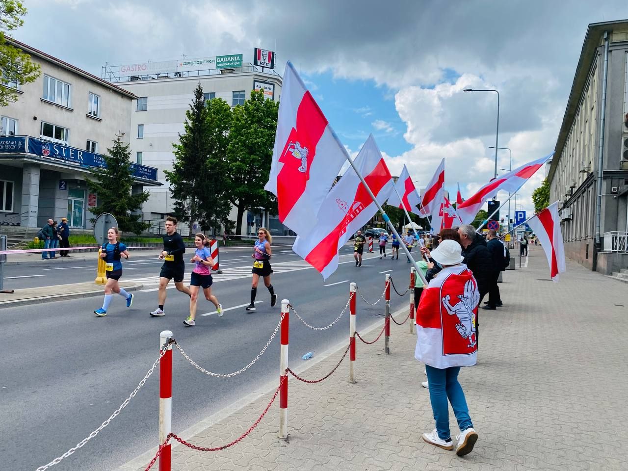 Podczas PKO Półmaratonu w Białymstoku kibice z diaspory białoruskiej dopingowali swoich biegaczy, wymachując biało-czerwono-białymi flagami Fot. Biełaruskaja Dyjaspara Biełastoka