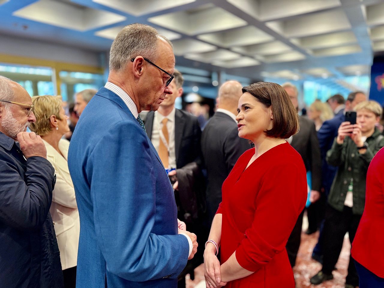 Swiatłana Cichanoŭskaja w rozmowie z kanclerzem Niemiec Friedrichem Merzem 16 maja podczas szczytu w Tiranie Fot. Biuro Swiatałany Cichanoŭskiej