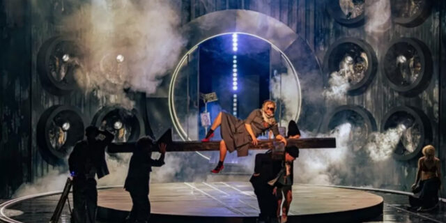 Odważna scena ze spektaklu „Prorocul Ilie” z kobietą na krzyżu w Teatrze Narodowym w Bukareszcie Kadr z wideo ze strony teatru