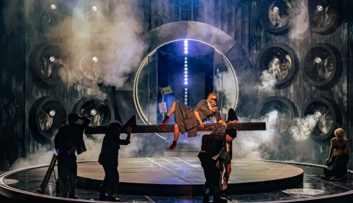 Odważna scena ze spektaklu „Prorocul Ilie” z kobietą na krzyżu w Teatrze Narodowym w Bukareszcie Kadr z wideo ze strony teatru