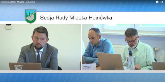 Podczas XIII sesji Rady Miasta Hajnówka. Z lewej przewodniczący Marcin Bołtryk, z mikrofonem autor Screen z wideo transmisji