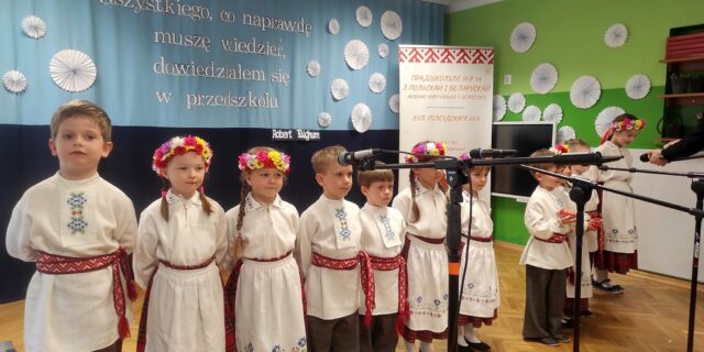 Педагагічны калектыў, бацькоў і дзяцей сардучна віншуем з юбілеем 30-годдзя існавання аддзелаў з беларускай мовай. Нягледзячы на цяжкасці жадаем, каб гэтае прадшколле не губляло сваёй папулярнасці! Фота Цэнтра беларускай культуры ў Беластоку