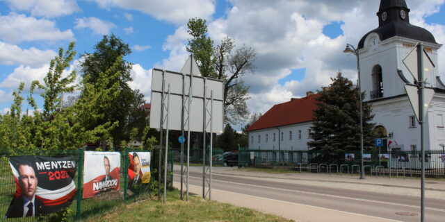 Plakaty wyborcze naprzeciwko monasteru supraskiego Fot. Jerzy Chmielewski