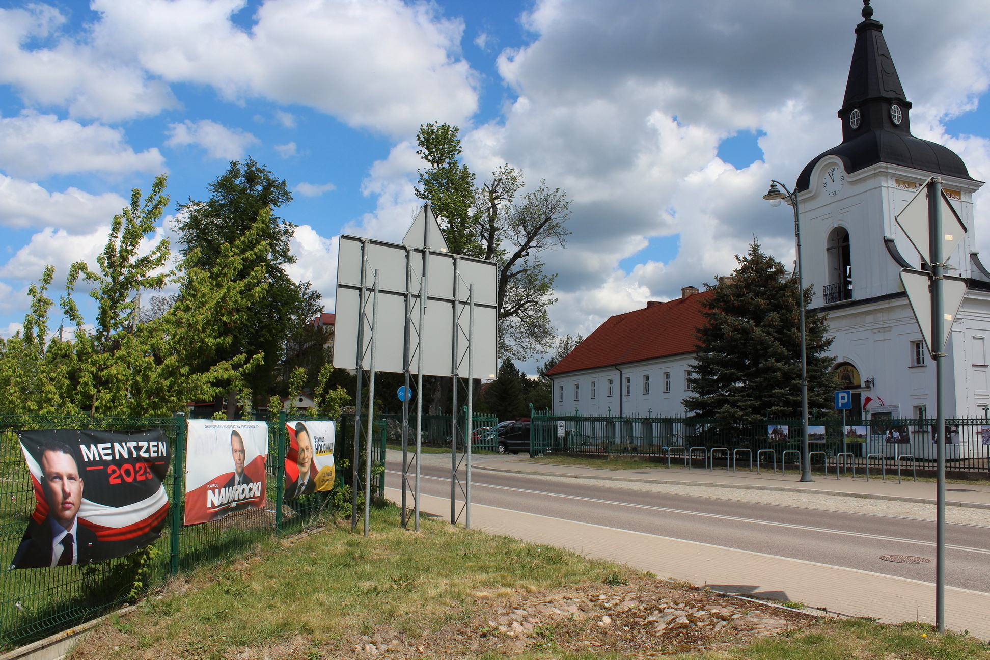 Plakaty wyborcze naprzeciwko monasteru supraskiego Fot. Jerzy Chmielewski