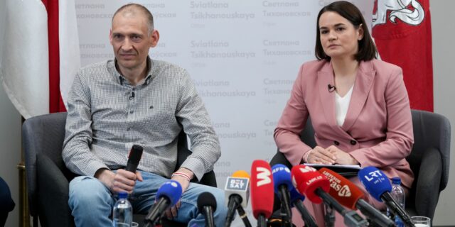 Siarhiej i Swiatłana Cichanoŭskija podczas konferencji prasowej 22 czerwca w Wilnie. Na pytanie o spotkanie z dziećmi po pięcioletniej rozłące ich ojciec się rozpłakał, córka go nie poznała www.svaboda.org
