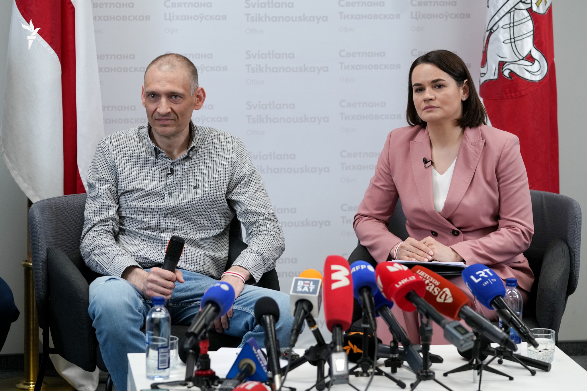 Siarhiej i Swiatłana Cichanoŭskija podczas konferencji prasowej 22 czerwca w Wilnie. Na pytanie o spotkanie z dziećmi po pięcioletniej rozłące ich ojciec się rozpłakał, córka go nie poznała www.svaboda.org