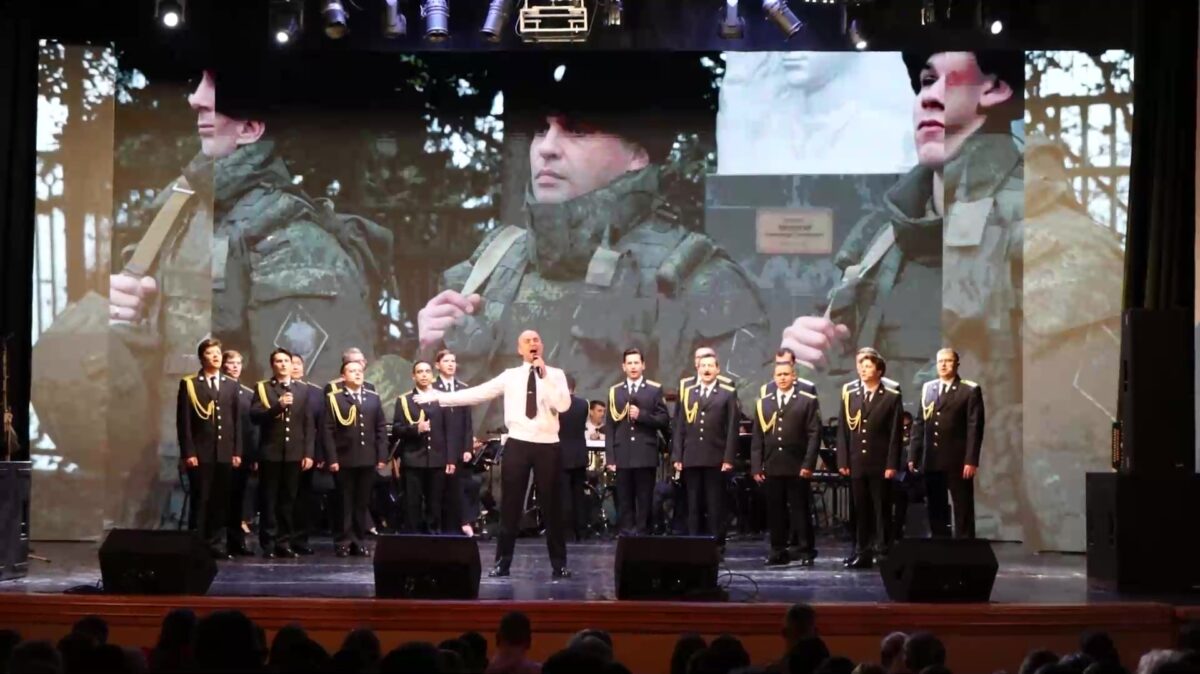 „Нас яднае граніца” – пад такой назвай з 5 па 11 чэрвеня прайшлі ў Беларусі прапагандысцкія канцэрты Цэнтральнага пагранічнага ансамбля Федэральнай службы бяспекі Расіі. Уключае ён эстрадна-сімфанічны і духавы аркестры, біг-бэнд і балетную групу. Канцэрты адбыліся ў Новаполацку, Лідзе, Гродне, Брэсце, Маладзечне і Мінску. Фота з Інтэрнэту