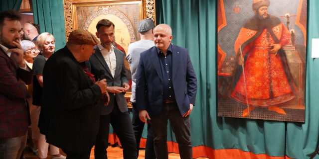 Leon Tarasewicz, poseł Paweł Kowal i wojewoda podlaski Jacek Brzozowski na tle portretów Iwana i Aleksandra Chodkiewiczów GCK w Gródku