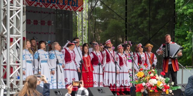 На завяршэнне Свята беларускай культуры ў Беластоку калектывы супольна з публікай традыцйна заспявалі гімн „Люблю наш край” Фота Александра Васылюка