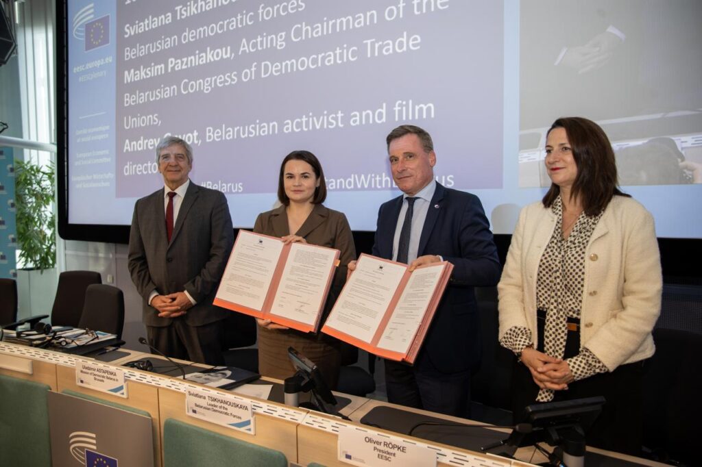 18 czerwca w Brukseli Swiatłana Cichanoŭskaja podpisała memorandum o współpracy między białoruskimi siłami demokratycvznymi a Europejskim Komitetem Spóleczno-Ekonomicznym t.me/tsikhanouskaya