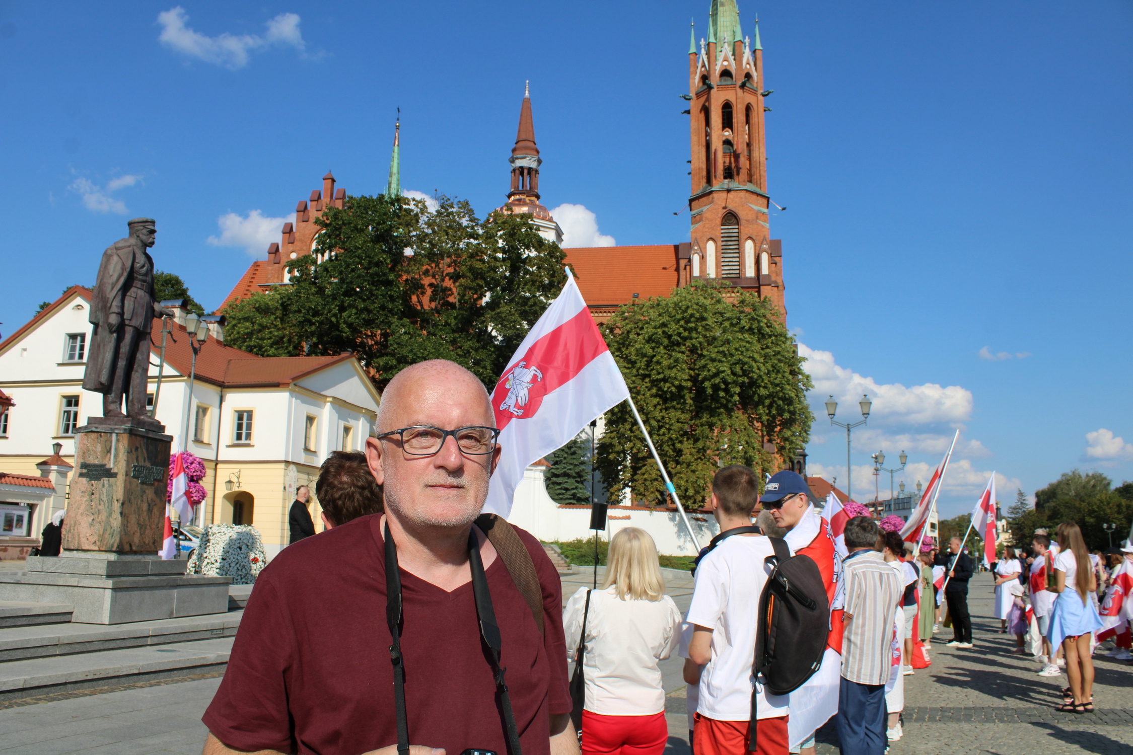 Uznany przez władze w Mińsku za „ekstremistę” białostocki fotograf Michał Kość podczas białoruskiego Dnia Godności w centrum Białegostoku Fot. Mirosława Łuksza