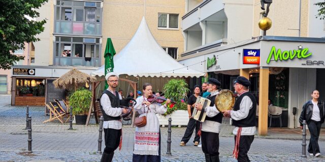 Spontaniczny koncert zespołu z Podlasia w centrum Słubic