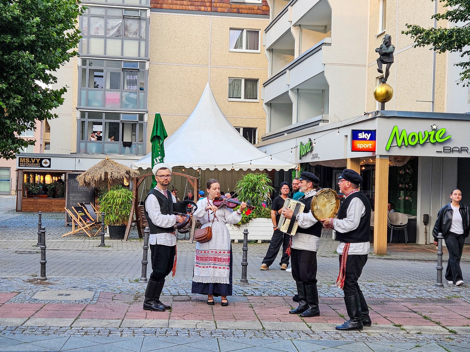 Spontaniczny koncert zespołu z Podlasia w centrum Słubic