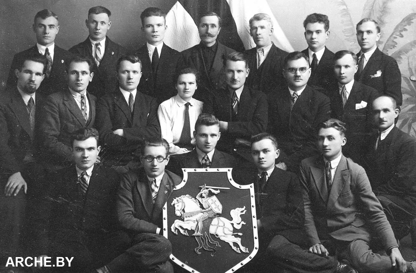 Сябры моладзевага кола Беларускага народнага аб’яднання. Вацлаў Папуцэвіч – унізе першы злева arche.by