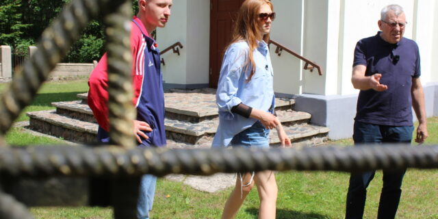 Ля царквы ў Грыбоўшчыне Аня і Дзёня распытваюць пра „прарока” Іллю Фота рэалізатараў