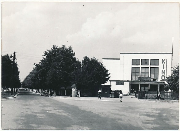Kino Leśnik w Hajnówce na pocztówce z czasów PRL