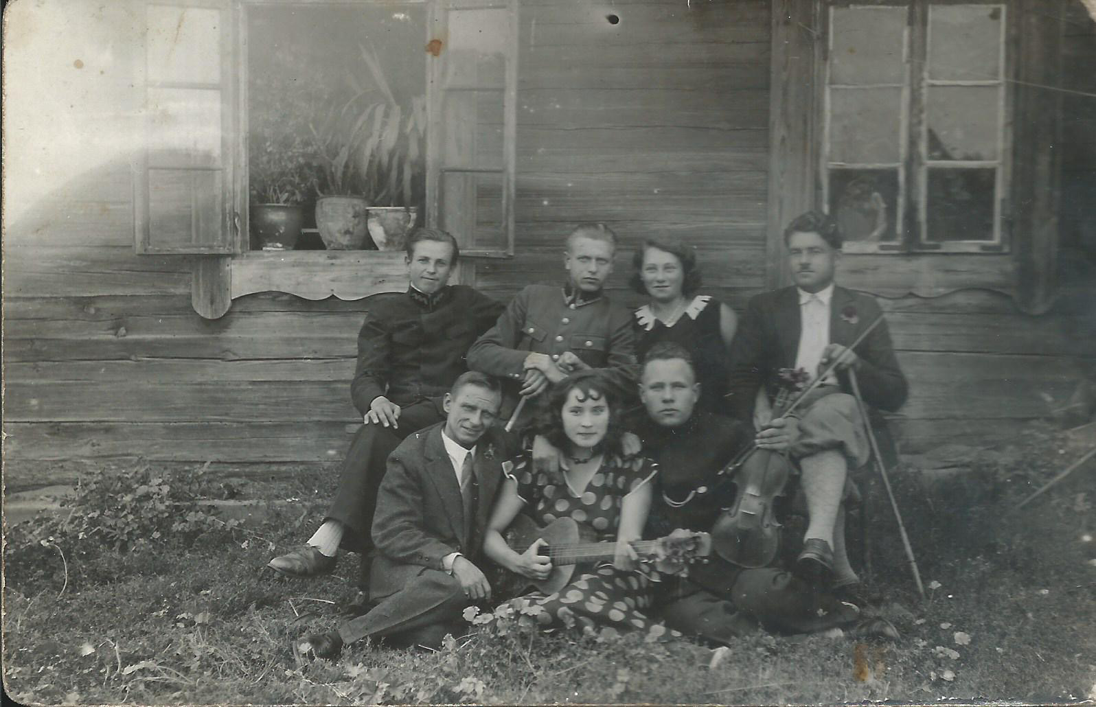 Serniki, 21.07.1932. Trupa amatorska, pierwszy z lewej – obok wojskowego – Teodor Poluchowicz Z rodzinnego archiwum