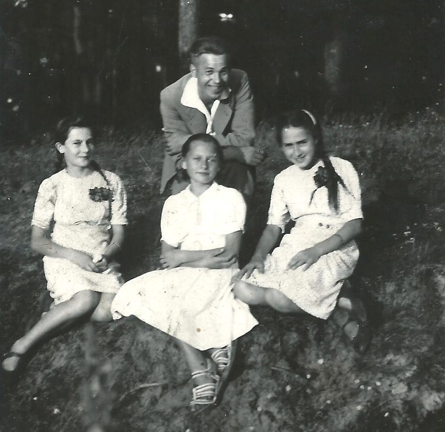 Milejczyce, 27.07.1943. Teodor Poluchowicz z wychowankami, m. in. córkami ks. Tokarewskiego, Zinaidą i Łarysą Z rodzinnego archiwum