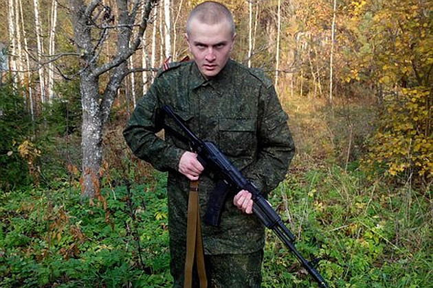 Толькі нядаўна стала вядома пра гібель на вайне ва Украіне 28-гадовага беларуса Івана Уса (на здымку), які пайшоў ваяваць для Расіі ў пачатку 2025 г. Гэта сын Дзмітрыя Уса, бізнесмена. У 2010 г. быў ён адным з кандыдатаў у прэзідэнты і за гэта трапіў у калонію. Праседзеў пяць месяцаў, выйшаў на свабоду па памілаванні Аляксандра Лукашэнкі. Яго сын Іван у 2020 г. далучыўся да пратэстаў і нават трапіў на 15 сутак за ўдзел у маршы 16 жніўня. 17 студзеня 2025 г. Іван Ус падпісаў кантракт з расійскай арміяй. На вайне ва Украіне загінуў у канцы зімы або на самім пачатку вясны. Фота з Інтэрнэту