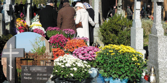 Nagrobne napisy na prawosławnych cmentarzach przeważnie są już w języku polskim. A ktoś zrobił je nawet po angielsku... Fot. Jerzy Sulżyk, Jerzy Chmielewski