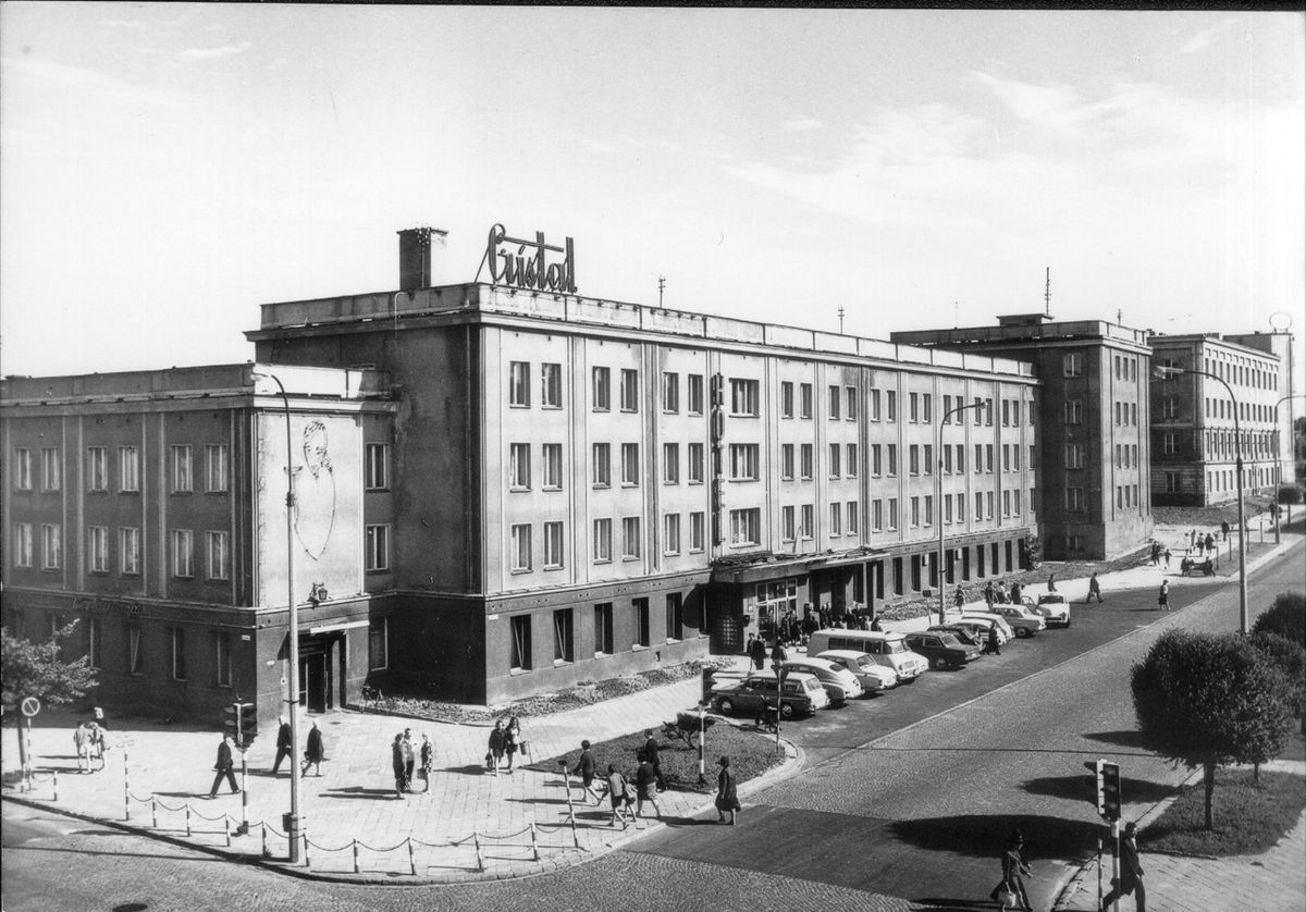 Do zwerbowania Anny L. jako tajnego współpracownika SB doszło 9 grudnia 1983 w hotelu „Cristal” w pokoju nr 18 Fragment pocztówki z czasów PRL