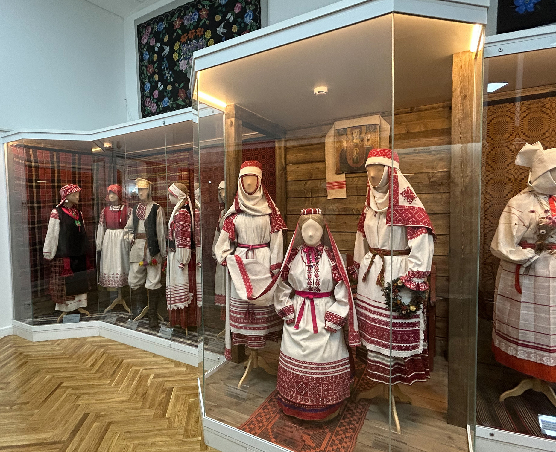 Wystawione na licytację obrazy z zarekwirowanej kolekcji Wiktara Babaryki. „Pierrot” białorusko-francusko-polskiego artysty Eugeniusza Zaka (cena wywoławcza 99312 rubli) i „Loża teatralna” białoruskiego malarza ze szkoły paryskiej Osipa Lubicza (19862 rubli) www.e-auction.by