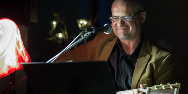 Алег Кабзар нарадзіўся ў 1971 г. у Гомелі. Выпускнік Рэспубліканскай Мастацка-музычнай школы і Акадэміі мастацтваў у Мінску. Беларускі бард, аўтар і выканаўца песень на словы паэзіі м.інш. Надзеі Артымовіч, Яна Чыквіна, Анатоля Сыса. З 1996 г. жыве ў Польшчы. З 2006 г. працуе ў Падляшскай Оперы і Філармоніі ў Беластоку. Фота Кшыштафа Стаўніцкага