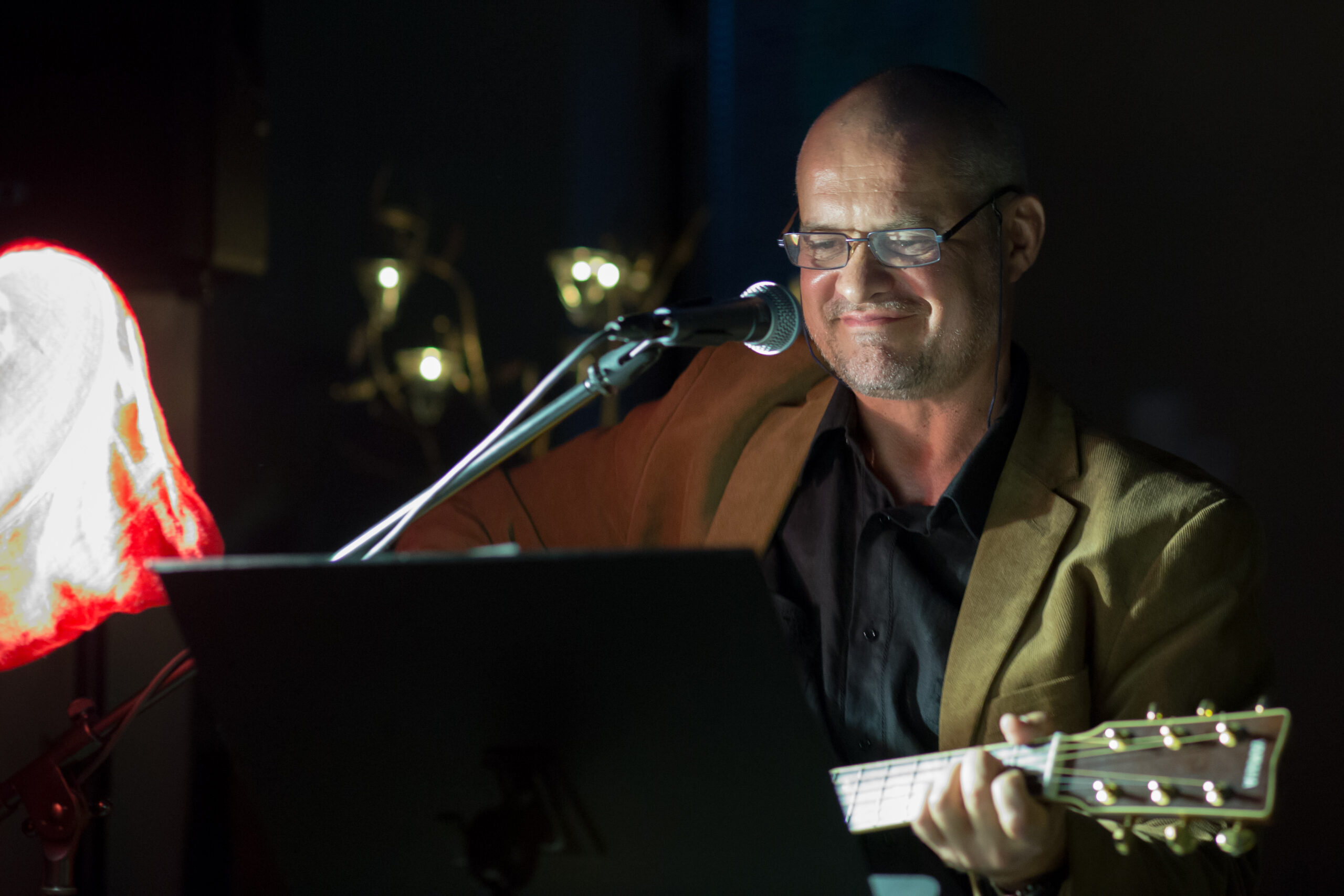 Алег Кабзар нарадзіўся ў 1971 г. у Гомелі. Выпускнік Рэспубліканскай Мастацка-музычнай школы і Акадэміі мастацтваў у Мінску. Беларускі бард, аўтар і выканаўца песень на словы паэзіі м.інш. Надзеі Артымовіч, Яна Чыквіна, Анатоля Сыса. З 1996 г. жыве ў Польшчы. З 2006 г. працуе ў Падляшскай Оперы і Філармоніі ў Беластоку. Фота Кшыштафа Стаўніцкага