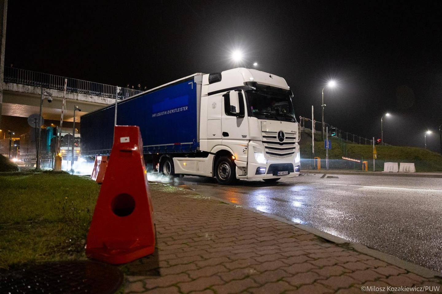 Kolejka tirów do ponownie otwartego 17 listopada o północy przejścia w Bobrownikach ustawiła się już dwa dni wcześniej Fot. Miłosz Kozakiewicz / Podlaski Urząd Wojewódzki