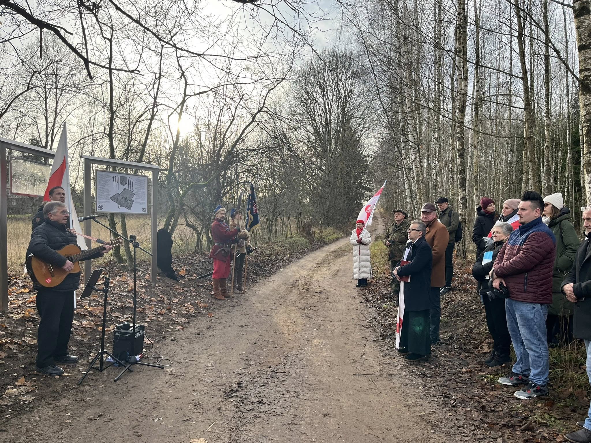 Podczas uroczystości odsłonięcia tablic informacyjnych w pobliżu miejsca po byłym dworze w Mostowlanach, w którym przyszedł na świat przywódca Powstania Styczniowego na Litwie Konstanty Kalinowski Fot. Dorota Sulżyk