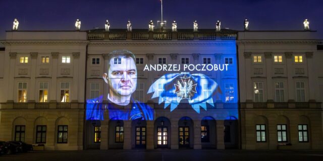 Iluminacja na Pałacu Prezydenckim w Warszawie z wizerunkiem przebywającego w białoruskim więzieniu Andrzeja Poczobuta, uhonorowanego najwyższym polskim odznaczeniem państwowym – Orderem Orła Białego