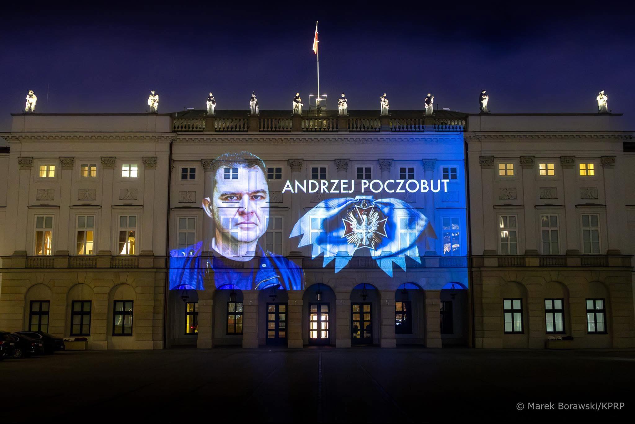 Iluminacja na Pałacu Prezydenckim w Warszawie z wizerunkiem przebywającego w białoruskim więzieniu Andrzeja Poczobuta, uhonorowanego najwyższym polskim odznaczeniem państwowym – Orderem Orła Białego